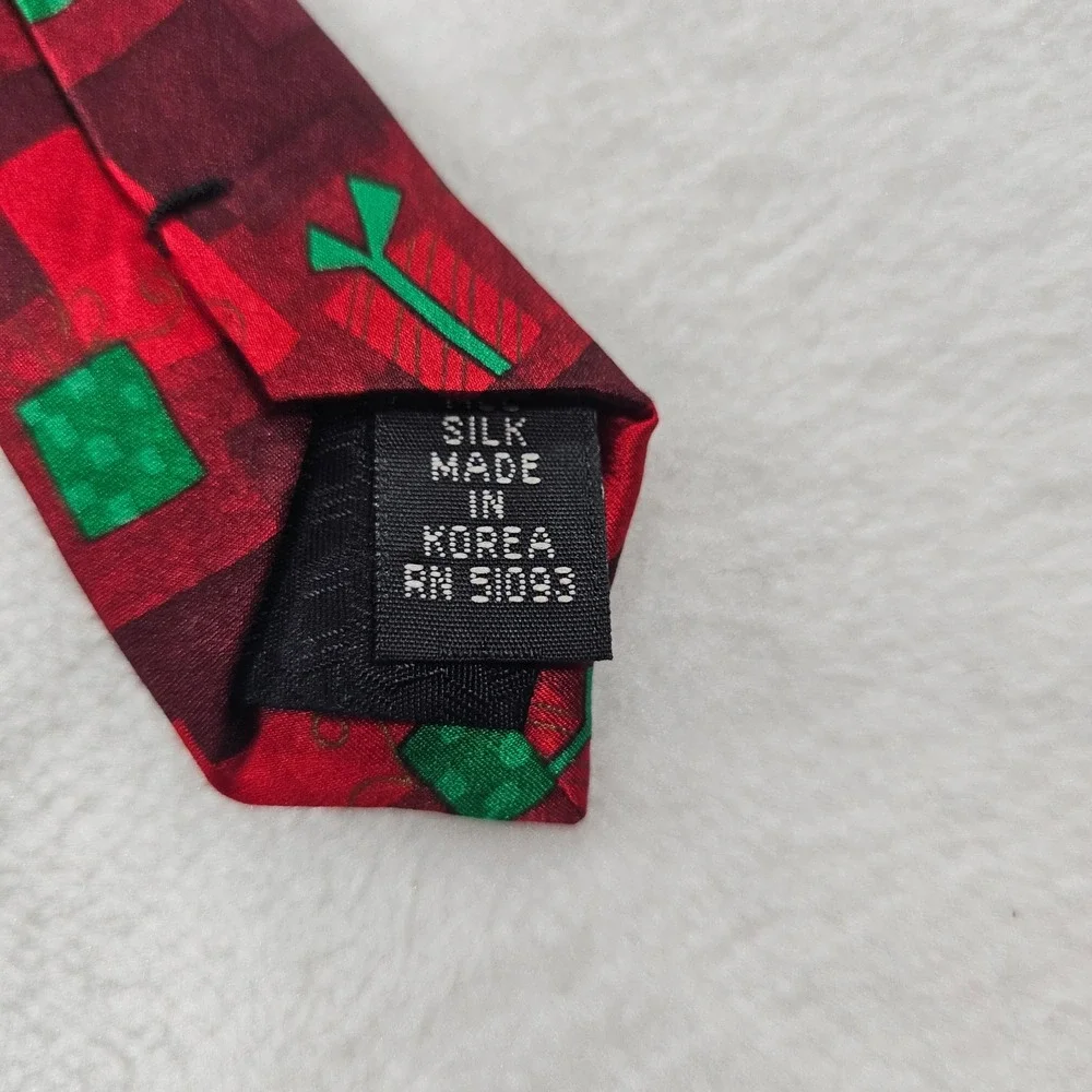 Holiday Traditions Hallmark Mens Silk Tie Red Green Christmas Gift Box Pattern